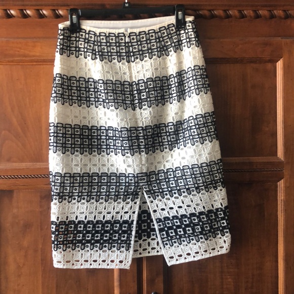 Banana Republic black and ivory eyelet skirt - Picture 2 of 4